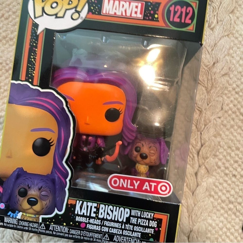 Funko POP‎ TV: Hawkeye - Kate Bishop & Lucky (Blacklight) - Picture 7 of 7